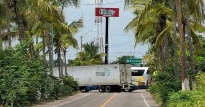 VIDEOS | Liberan vías en Escuinapa, Sinaloa, tras narcobloqueos