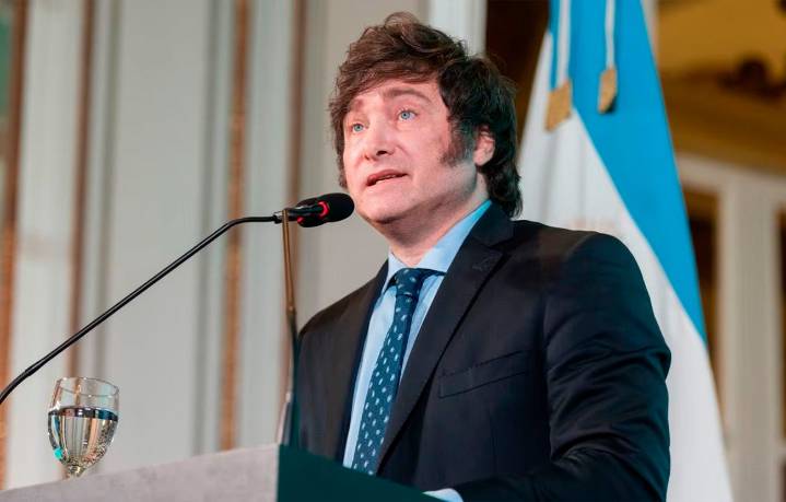 Corren a pedradas y con huevos a Javier Milei