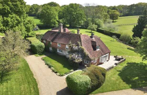 A lovely country house for sale with stables and arena in 13.2 acres