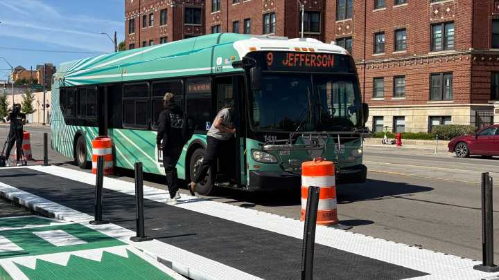 Raised bus stops in Detroit seek to diminish wait times