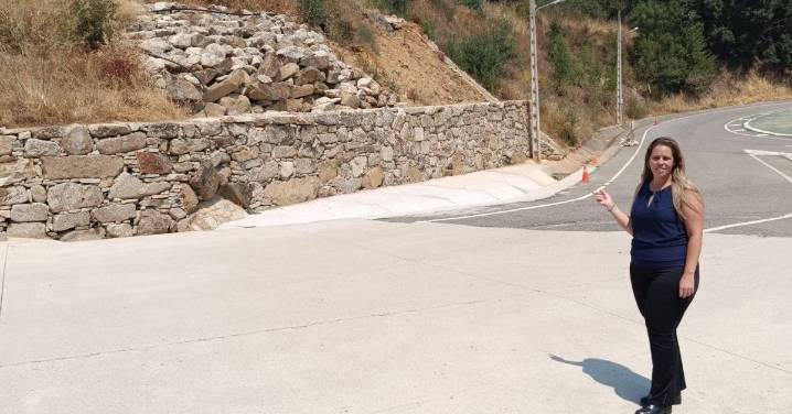 Santibáñez de la Sierra refuerza la seguridad en uno de los accesos al pueblo con un muro que evitará desprendimientos