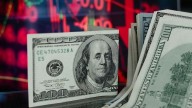Dólar oficial en picada: cayó por undécima jornada y perforó los $1.300