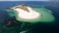 Así es el islote con más magia de Galicia: arenas blancas, megalitos y un azul propio del Caribe