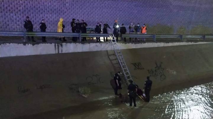 Rescatan a hombre que cayó a canal al norte de la ciudad de Chihuahua