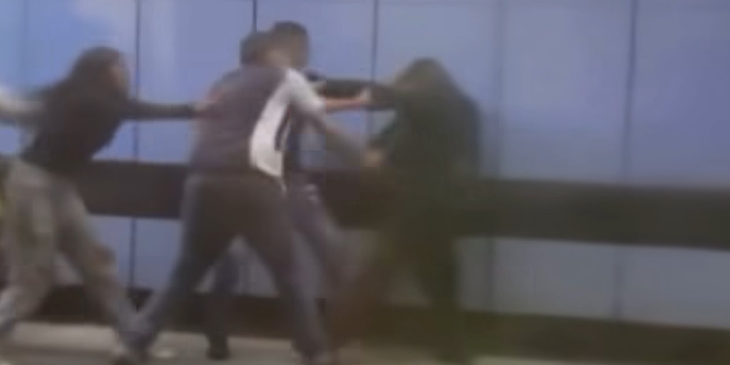 Vagoneros desatan violencia y escobazos contra policías en Metro CDMX l Video
