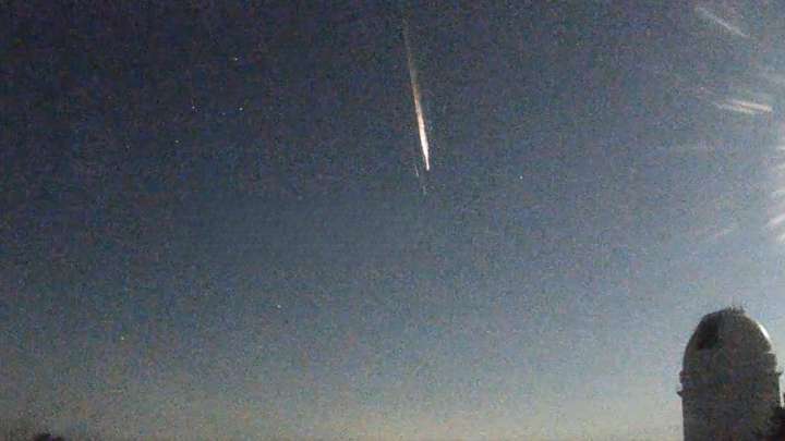 Un cohete chino deja un espectáculo luminoso en el cielo del sureste de España