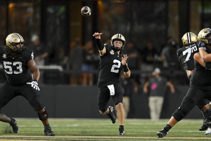 Deadspin | Diego Pavia, Vanderbilt rout Charleston Southern in season opener