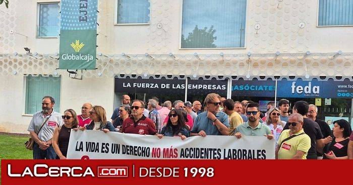 Sindicatos se concentran frente a la patronal en Albacete tras la muerte de cinco trabajadores en agosto
