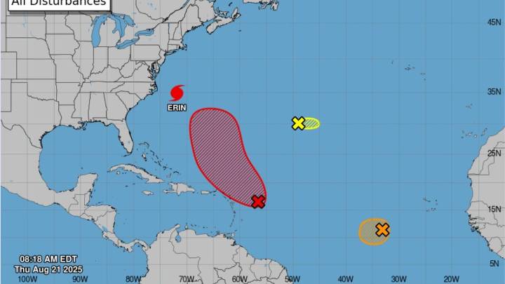 Huracán Erin inunda zonas costeras tras hacer este jueves su aproximación más cercana a Estados Unidos
