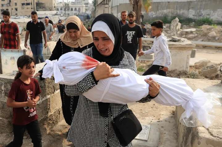Israel continúa los bombardeos en Gaza: al menos un centenar de palestinos asesinados en un solo día