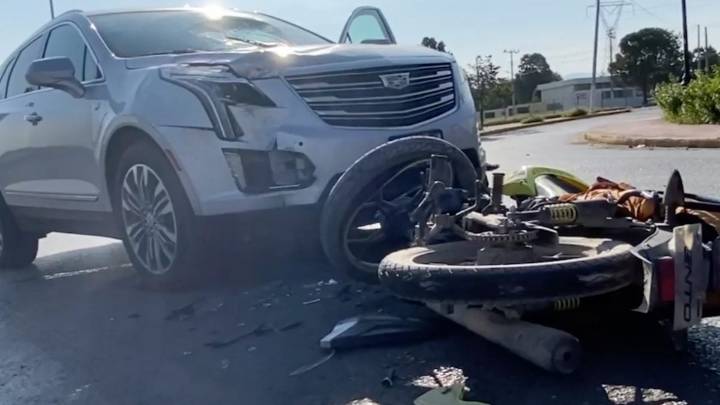 Mientras tanto… Motociclista resulta herido; choca de frente contra camioneta