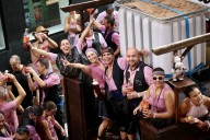 Región | Jumilla desafía los 40 grados de calor y se tiñe de morado en su Gran Cabalgata del Vino