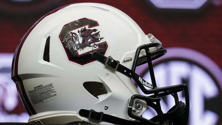 South Carolina defensive line coach Travian Robertson hospitalized following car accident: Report