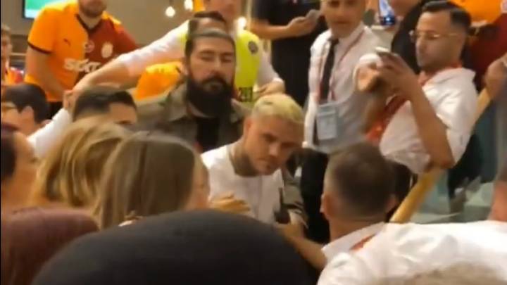 Icardi pierde los papeles entre una multitud de fans en un centro comercial y le da un cabezazo a un guardia de seguridad
