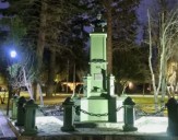 El Monumento a San Martín se ilumina en Junín de los Andes