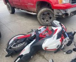 Camioneta le cierra el paso a motociclista en Siglo XXI; hay un lesionado