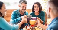 Esta es la infusión de la felicidad que hay que tomar todas las mañanas para estar súper alegre