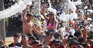 Una plaza a rebosar en el tradicional chupinazo de Guijuelo, con unas 5.000 personas disfrutando de la fiesta