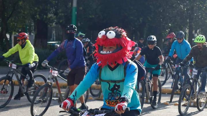 Bicicletas, disfraces y víveres: una rodada con causa en Toluca