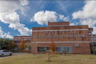 Cambio de bebé en hospital: “La entregaron en cajita de zapatos y envuelta en bolsa roja. Ni un perro se da así”