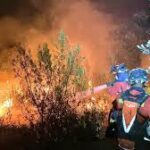 Dos fallecidos, desalojos y una ciudad cercada en la oleada de incendios en España