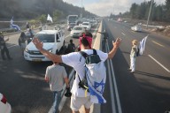 Cientos de miles de israelíes piden en Tel Aviv un acuerdo para liberar a los rehenes