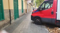 Denuncian la ocupación de las aceras por parte de furgonetas y camiones en Pere Garau