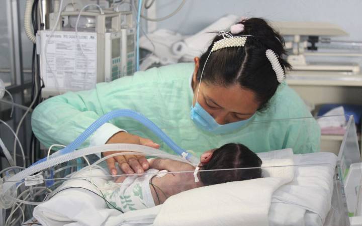 Muere niña cuyos padres le negaron atención médica para recibir cuidados de curandero