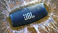 Casi a mitad de precio este bestial altavoz JBL que ofrece un sonido brutal y que sirve como batería externa
