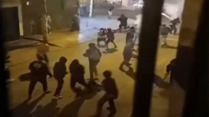 Barristas se enfrentan en plena vía pública y causan terror en Los Olivos