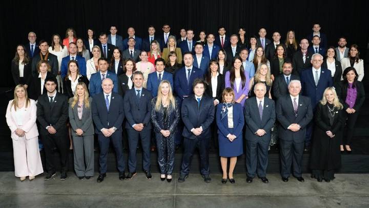 En medio de las denuncias, Javier Milei se mostró en una foto con Karina, Martín Menem y los candidatos