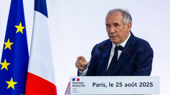 Bayrou corteja a los socialistas para evitar que caiga el Gobierno francés