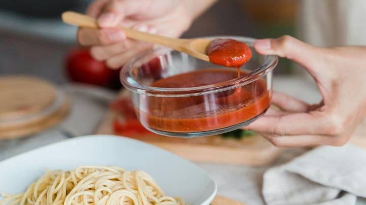 La ANMAT recomendó no consumir una reconocida marca de tomate triturado por presencia de gusanos en los envases