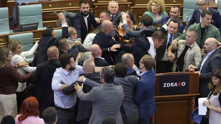 "Trifulcas legislativas" no sólo en México; golpes y hasta balazos en los Parlamentos del mundo