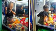 Niño se mete a máquina de peluches y queda atrapado en Santa Catarina, NL; intentaba sacar uno