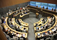 Un parlamento foral con un 80% de licenciados