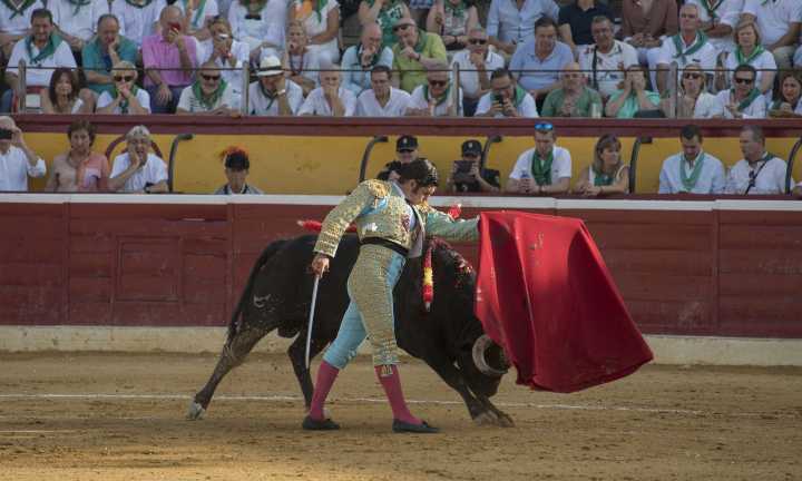 Morante de la Puebla podría caerse del cartel de este día 11 en Huesca tras ser corneado en Pontevedra