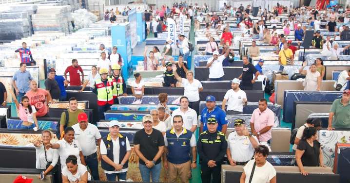 Alcalde Carlos Pinedo Cuello inicia entrega masiva de ayudas a 544 damnificados del barrio Pescaíto