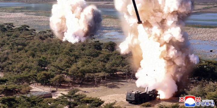 El régimen de Corea del Norte lanzó dos misiles de defensa aérea bajo la supervisión del dictador Kim Jong