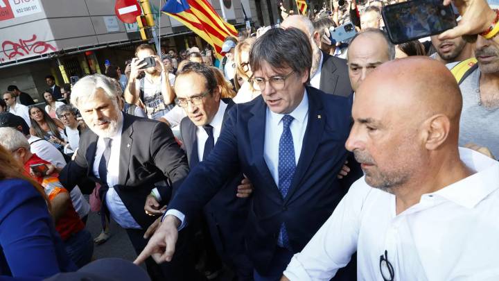 Así fue la fuga de Puigdemont hace un año: de un breve discurso a desaparecer ante miles de personas