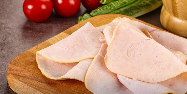 SERNAC investiga a empresas por posible inclusión de pollo en productos etiquetados como "pechuga de pavo"
