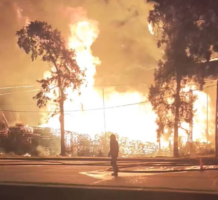 Por segunda vez en un año. Se incendió un depósito de pallets en Esteban Echeverría