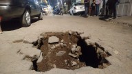 Se abre socavón en la colonia Valle del Sol en Irapuato; un camión recolector de basura quedó atrapado