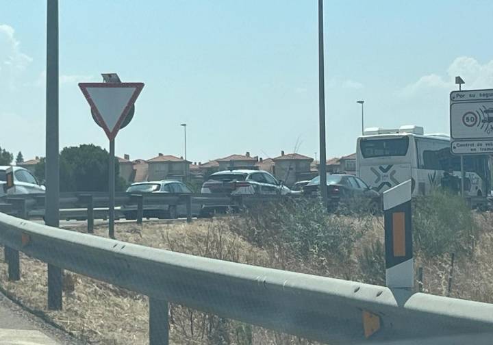 La colisión entre un turismo y un autobús interurbano deja un herido en Salamanca