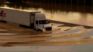 Mueren padres e hijo al caer árbol sobre su auto durante tormentas en Tennessee
