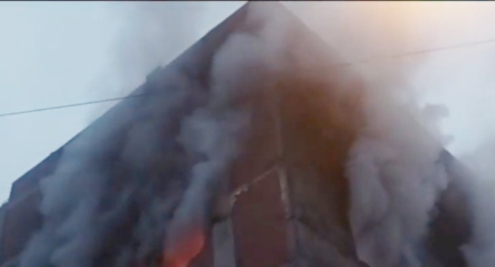 Controlan incendio en almacén de Barrios Altos que movilizó a más de 15 unidades de bomberos