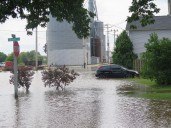 Inundaciones en Milwaukee ocasionan caos con cortes de electricidad y calles cerradas