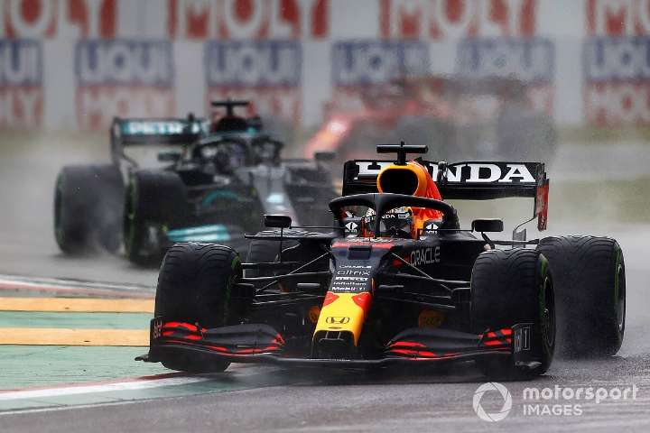 Red Bull: Mercedes trying to pressure us with 'favourite' tag