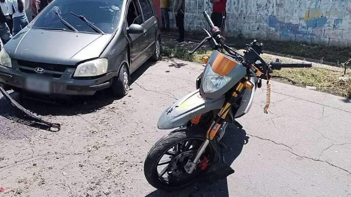Choque en avenida 19 de Abril deja a dos lesionados