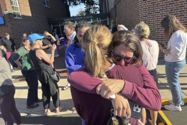 2 niños mueren en tiroteo en la iglesia católica de la Anunciación en Minneapolis, EE.UU.